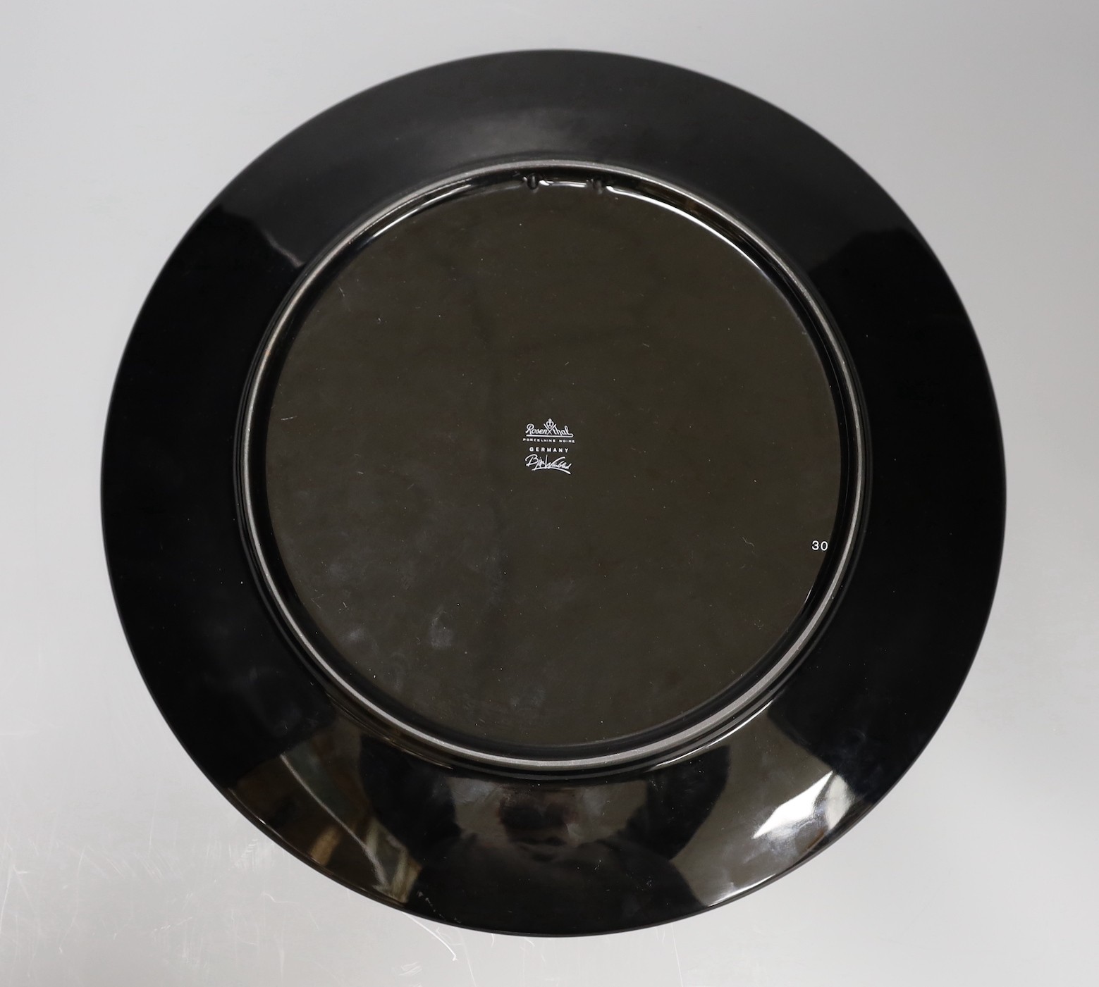 Bjorn Winblad for Rosenthal a gilt decorated black ground charger, 32.5cm diameter